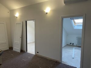 Imbianchino a Torino mentre esegue lavori di tinteggiatura e pittura murale in un appartamento